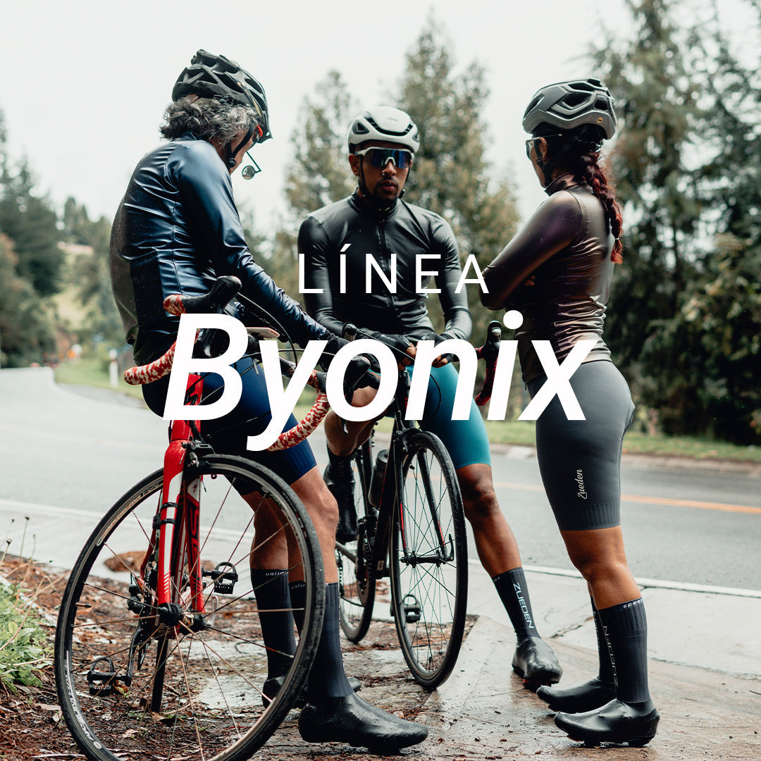 ciclistas reunidos con las chaquetas de lluvia zueden